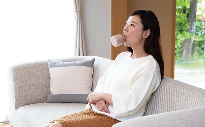 唇でくわえることで若々しい憧れフェイスが目指せる「フェイシャルリフトアトワンスα」！