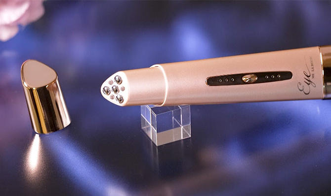 眼輪筋をピンポイントでケアできるように、
IKKOさんのこだわりが凝縮されたMEラボンアイ